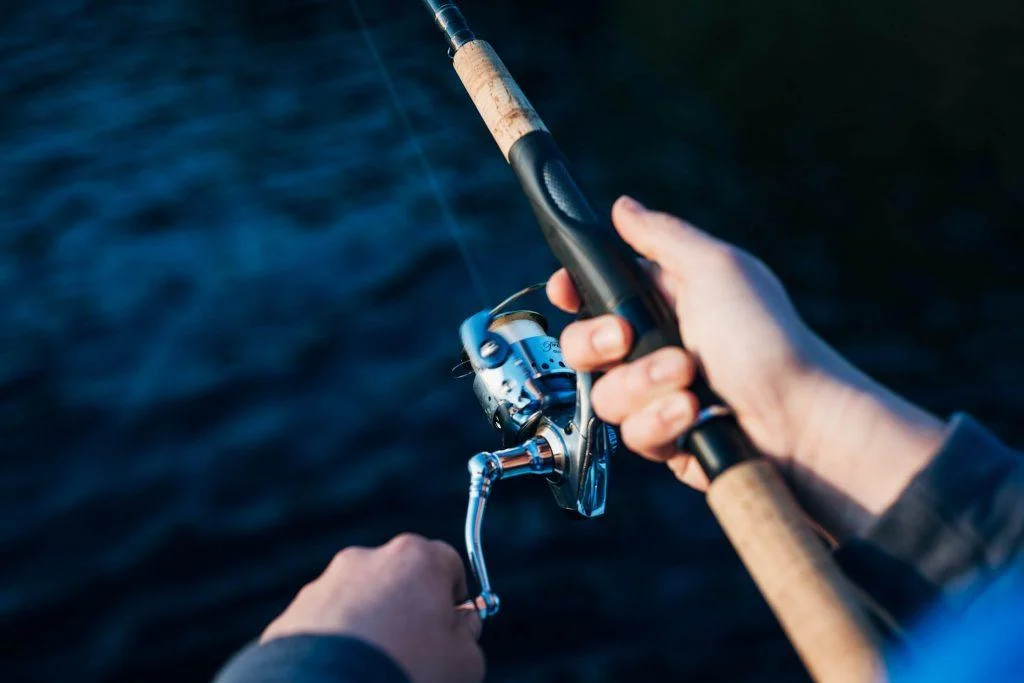 Medium-heavy spinning rod, approximately 7 to 8 feet in length, as it offers the necessary sensitivity and power to detect the flounder bites.
