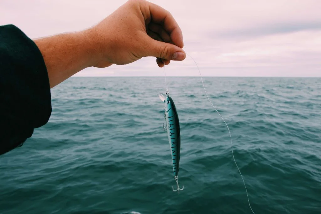 Micro jigs are typically made of high-quality materials that ensure durability and effectiveness in the water. Common materials used in their construction include lead, tungsten, stainless steel, and various synthetic fibres.