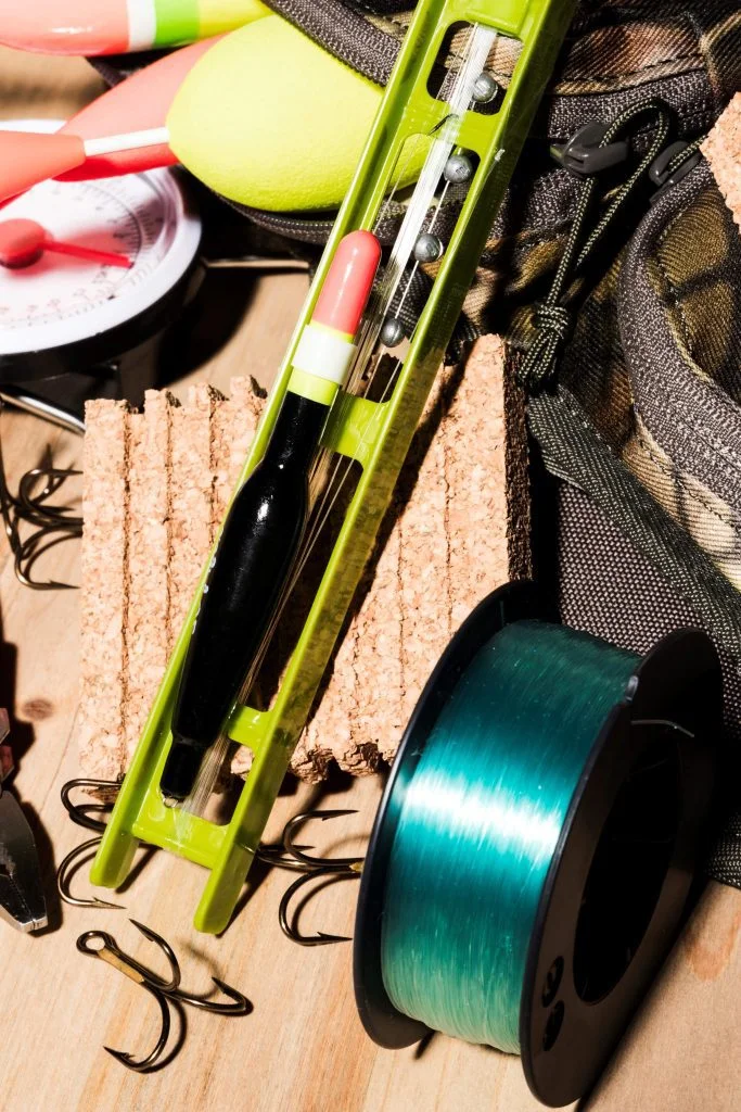 Your fly line is your direct connection to the Tarpon. Choose a tropical-weight floating line with a sturdy core to handle the fight—the weight-forward design aids in delivering accurate casts, even in windy conditions. 