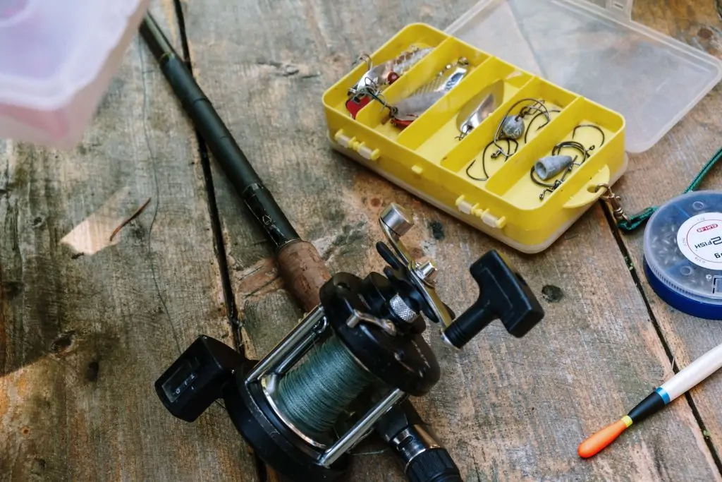 Cast your line accurately with this technique. Gently cast your bait into the desired fishing spot, allowing the float to settle naturally on the water's surface.