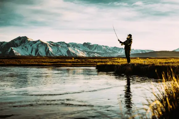 Winter fishing allows fishermen to escape overcrowded fishing spots and noisy surroundings. 