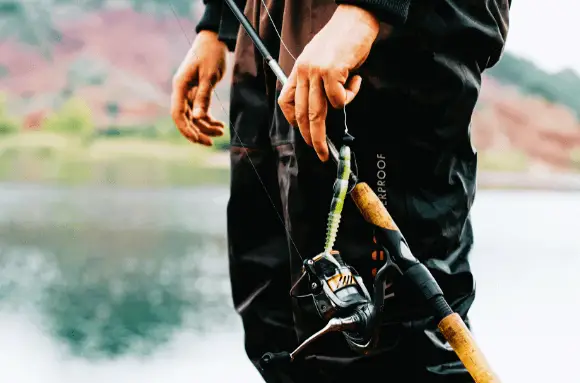 Each type of fishing line has its benefits. But when it comes to catching big fish, braided lines are the best. They are strong and thin, which is great for both saltwater and freshwater fishing. 