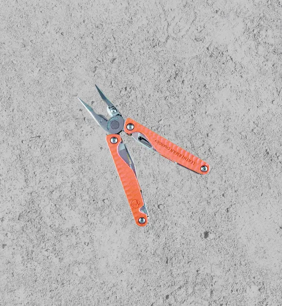 Don't forget the handy pliers - a versatile tool for cutting lines, adjusting hooks, and tying knots. This tool is essential, learned from experienced saltwater anglers.