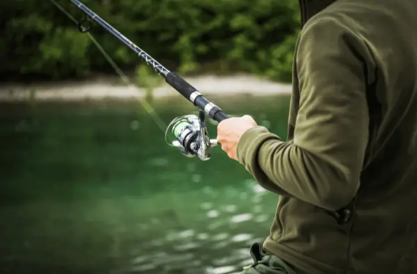 Achieving success with popper lures hinges largely on the equipment you select. First, opt for a lightweight fishing rod measuring 6 to 7 feet to manipulate the lure easily.